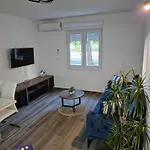 Larissa Apartman *
